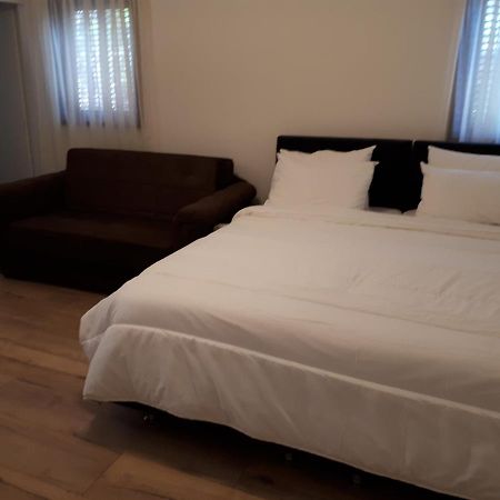 ホテル Etty'S House Petach Tikva エクステリア 写真