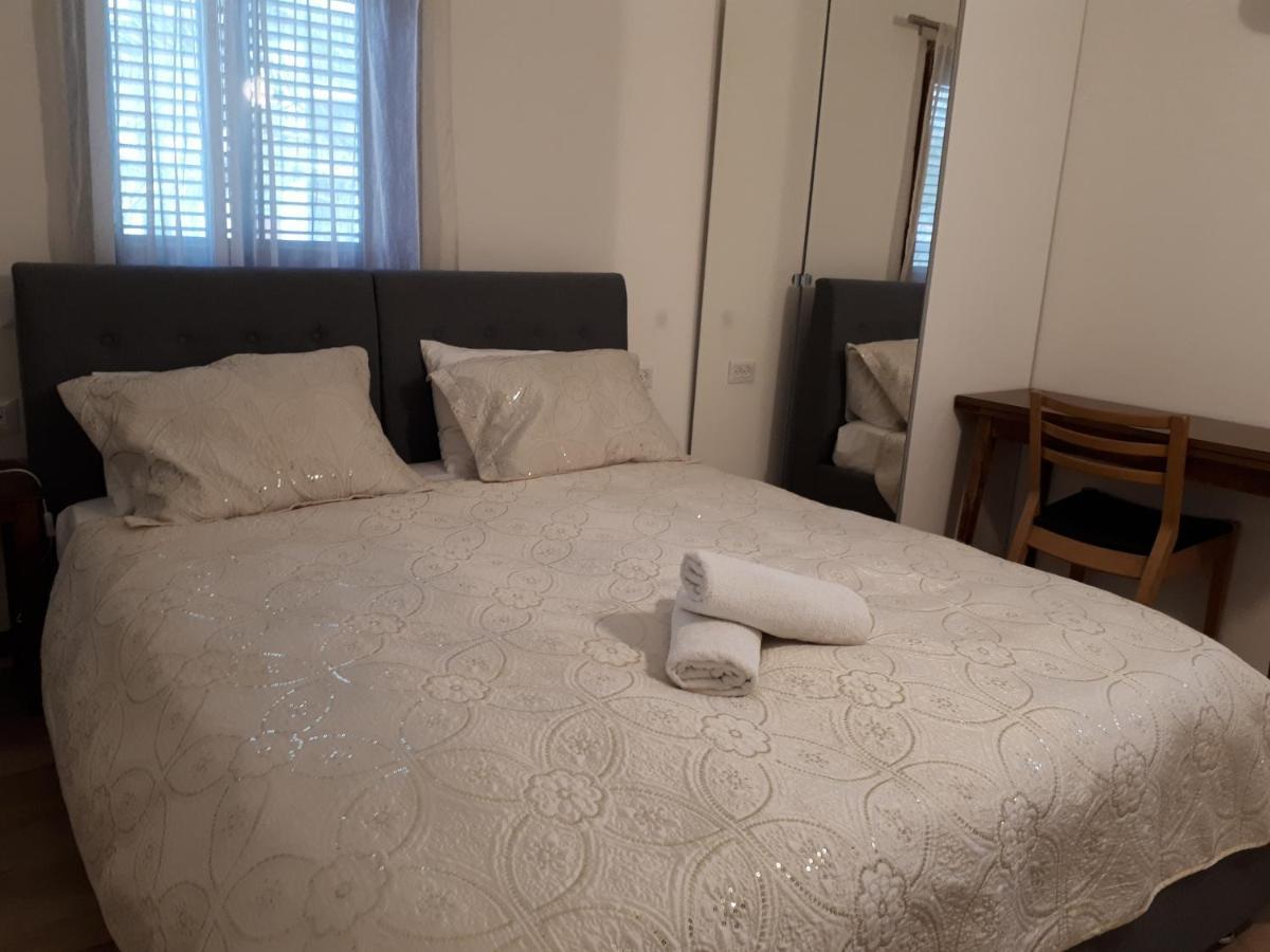 ホテル Etty'S House Petach Tikva エクステリア 写真